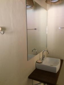 a bathroom with a sink and a mirror at Privacidade e Conforto no Saco da Capela in Ilhabela