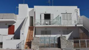 Casa blanca con escalera y balcón en Un mare da sogno, en Sannicola