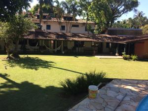 a house with a large yard with a large yard sidx sidx sidx at Casa Colonial Térrea no Saco da Capela em Ilhabela in Ilhabela