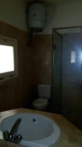 洪加達的住宿－New Marina MP 37，带浴缸、卫生间和盥洗盆的浴室