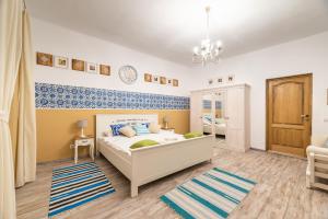 Dormitorio pequeño con cama y espejo en BonTon Apartments Sibiu, en Sibiu