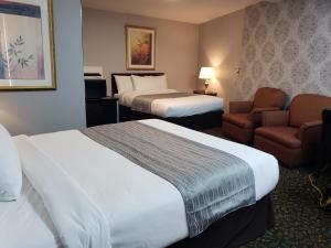 Voodi või voodid majutusasutuse Regency Inn & Suites toas