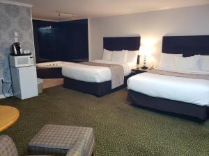 Voodi või voodid majutusasutuse Regency Inn & Suites toas