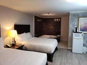 Voodi või voodid majutusasutuse Regency Inn & Suites toas