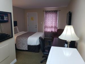 Voodi või voodid majutusasutuse Regency Inn & Suites toas