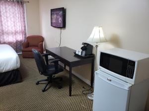 Televiisor ja/või meelelahutuskeskus majutusasutuses Regency Inn & Suites