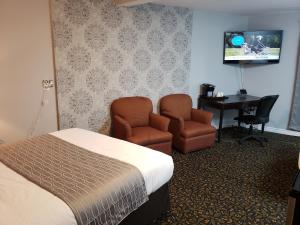 A television and/or entertainment centre at Regency Inn & Suites