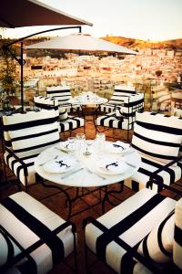 een restaurant met witte tafels en stoelen en uitzicht bij Chaq Chaq in Fès