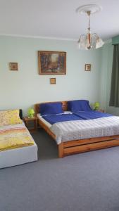 una camera con due letti e un soffitto di Holiday home in Fonyod/Balaton 18627 a Fonyód