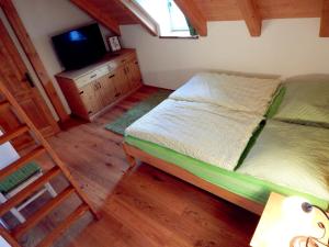 Postel nebo postele na pokoji v ubytování Kajzrovka