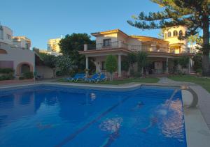 ein großes Haus mit Pool davor in der Unterkunft Estepona Seafront Apartment in Estepona