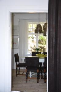 a kitchen with a table and chairs and a window at Villa Trumpetaren in Visby