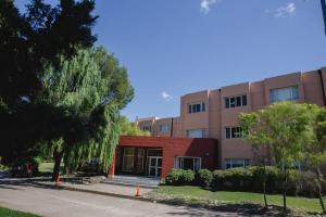 un gran edificio con ladrillo rojo en Convivir Departamentos en Córdoba