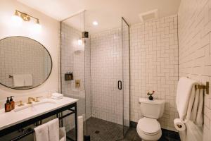 デンバーにあるThe Ramble Hotelのバスルーム(シャワー、トイレ、シンク付) +37枚の写真