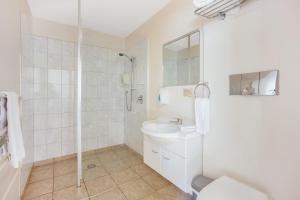 Koupelna v ubytování Ahipara Bay Motel + 8 fotografií