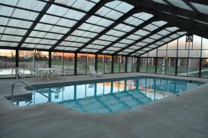 una grande piscina con un grande soffitto di vetro di Bestway Inn - Madison a Madison