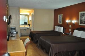 Katil atau katil-katil dalam bilik di Bestway Inn - Madison