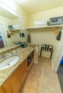 A bathroom at Pokolodi Lodge