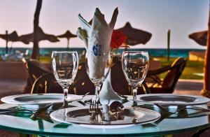 uma mesa com dois copos de vinho vazios em Aida Beach Hotel & Apartments - El Alamein em El Alamein