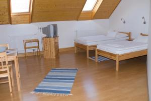 A bed or beds in a room at Haramia Csapszék és Fogadó
