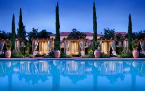 um hotel com piscina em frente a um edifício em Rancho Bernardo Inn em Rancho Bernardo