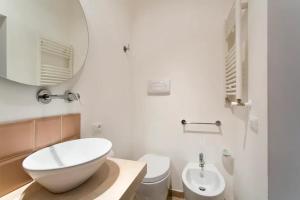 łazienka z umywalką, toaletą i lustrem w obiekcie BB4U Apartments w mieście Palermo