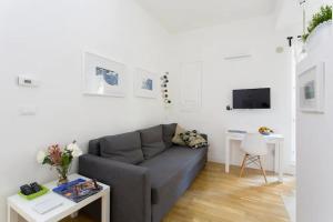 salon z kanapą i stołem w obiekcie BB4U Apartments w mieście Palermo