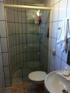 y baño con ducha, aseo y lavamanos. en Apartamento em Meia Praia, Itapema, SC., en Itapema