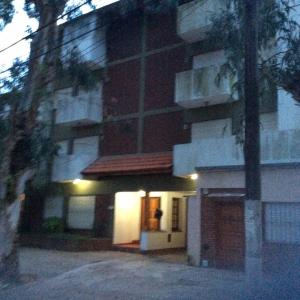 un gran edificio con una puerta delante en Hernandarias 2 en San Bernardo