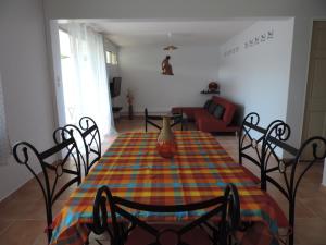 comedor con mesa y sillas en Any's Appart, en Fort-de-France