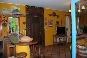 una cocina con paredes amarillas y una mesa en una habitación en El Delfin, en Punta del Este