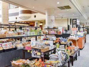 una tienda llena de muchos tipos diferentes de comida en Sagayamato Onsen Hotel Amandi en Saga