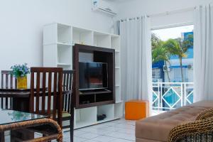 Гостиная зона в Apto a 70 metros da praia, Piscina, 03 Ar Condicionados, Vaga de Garagem