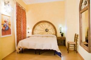 a bedroom with a bed and a table and a chair at B&B Il Sedile in Lecce