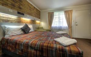 Ένα ή περισσότερα κρεβάτια σε δωμάτιο στο True Blue Motor Inn +79 φωτογραφίες
