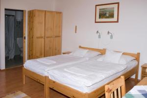 A bed or beds in a room at Haramia Csapszék és Fogadó