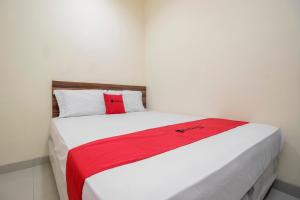 Postel nebo postele na pokoji v ubytování RedDoorz @ Meruya 2 + 10 fotografií
