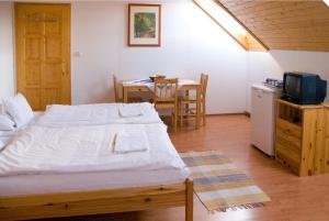 A bed or beds in a room at Haramia Csapszék és Fogadó