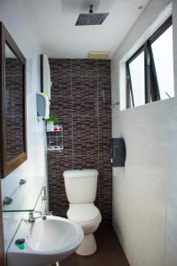 La salle de bains est pourvue de toilettes et d'un lavabo. dans l'établissement 1511 Guest House, à Malacca
