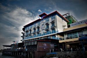 un grande edificio sull'acqua accanto a un molo di Wave View Hotel a Semporna