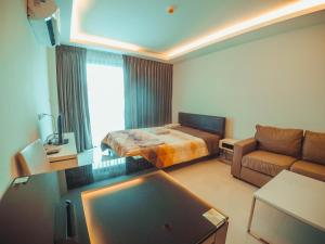 un soggiorno con un letto e un divano di Club Royal suites a Pattaya North Altre 31 foto