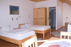 A bed or beds in a room at Haramia Csapszék és Fogadó