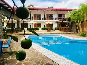 un hotel con piscina frente a un edificio en Colina de Montalva Casa Hotel, en Tarapoto