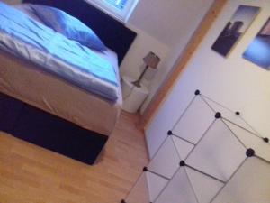 - une chambre avec un lit avec deux balances dans l'établissement Ferienwohnung Poehlmann, à Plauen
