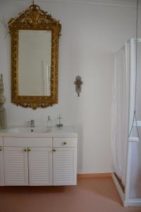 a bathroom with a sink and a mirror on the wall at Villa Trumpetaren in Visby