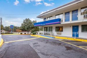 an empty parking lot in front of a hotel at Motel 6-Bessemer, AL - Birmingham in Bessemer