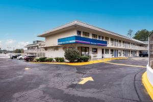 an empty parking lot in front of a hotel at Motel 6-Bessemer, AL - Birmingham in Bessemer