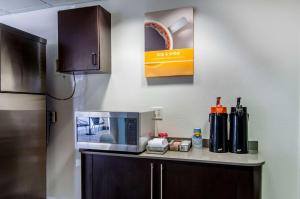 Kuchyň nebo kuchyňský kout v ubytování Motel 6-Wheatland, WY