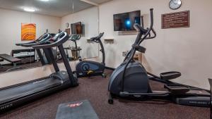Gimnasio o instalaciones de fitness de Best Western Plus Wakeeney Inn & Suites