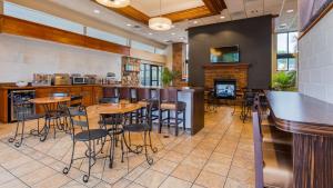 a bar with tables and stools in a restaurant at Best Western Plus Landing View Inn & Suites in Branson